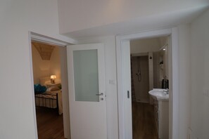 Een douche, een haardroger, handdoeken
