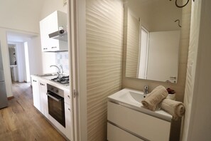Fridge, oven, stovetop, cookware/dishes/utensils