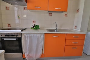 ثلاجة، فرن، موقد طهي مسطح، كرسي للأطفال