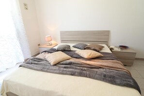 2 bedrooms, iron/ironing board, free WiFi, bed sheets