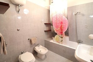 Banyera, assecador de cabells i tovalloles 