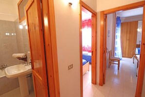 2 bedrooms, iron/ironing board, WiFi, bed sheets - Holiday Apartment "Rita" with Air Conditioning and Terrace (Otranto)