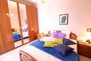 2 dormitoris, planxa i posts de planxar, wifi i roba de llit 