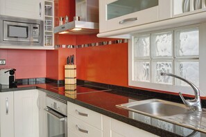 Kühlschrank, Mikrowelle, Ofen, Herdplatte