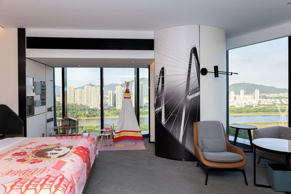 Suite junior, 1 cama de matrimonio grande (Kids Theme) | 1 dormitorio, ropa de cama de alta calidad, minibar y caja fuerte