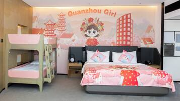 Habitación de hotel ideal para niños, con literas, una cama grande con cubrecama colorido y un mural en la pared que muestra un personaje de dibujos animados y arquitectura china.