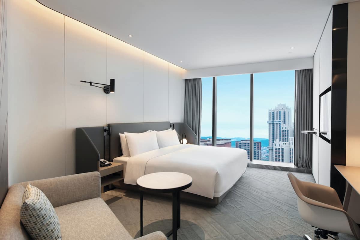 1 bedroom, premium bedding, minibar, in-room safe