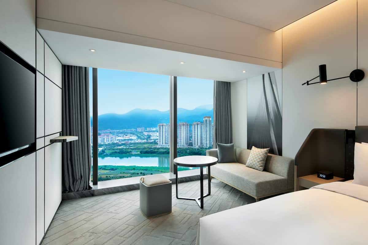 1 bedroom, premium bedding, minibar, in-room safe