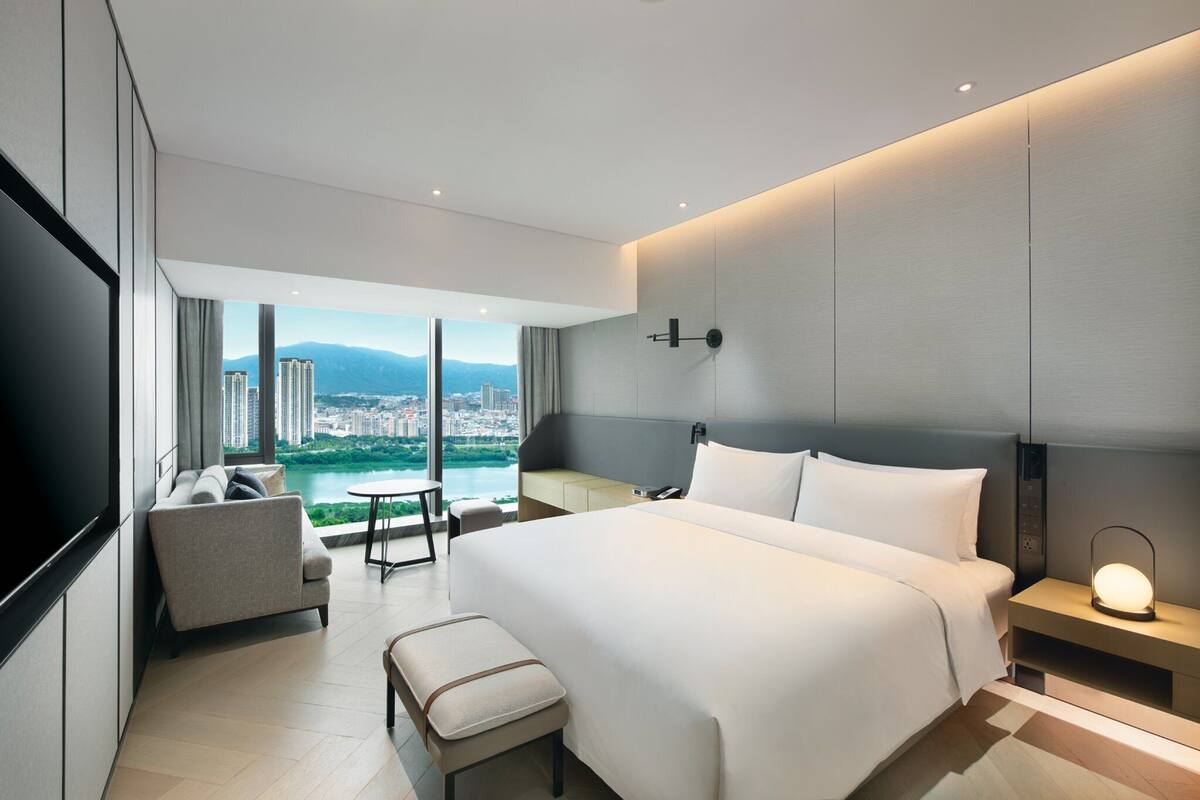 Suite, 1 Bedroom, River View (High Floor) | Premium bedding, minibar, in-room safe, desk