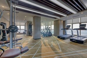 A gym with treadmills, weight machines, and exercise equipment. - Tianfu Howard Easy Hotel (Funan)