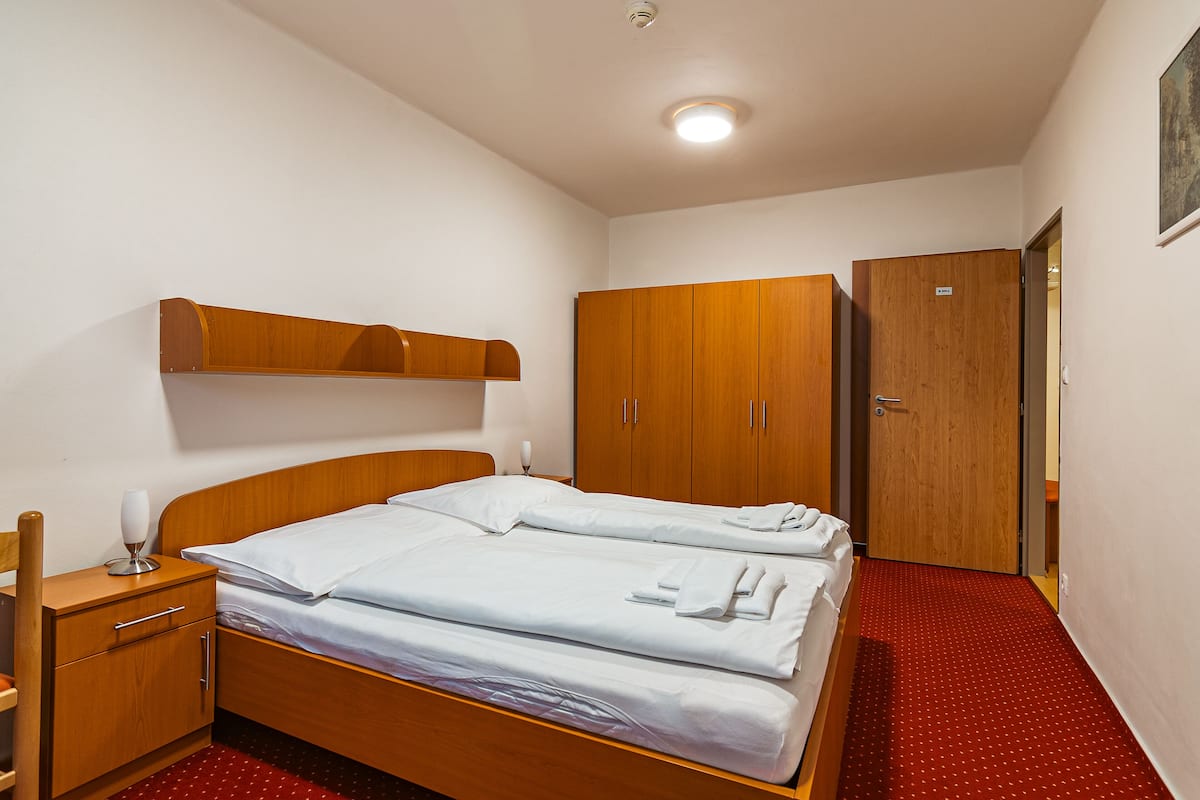1 chambre, bureau, accĂšs au Wi-Fi (inclus), literie fournie