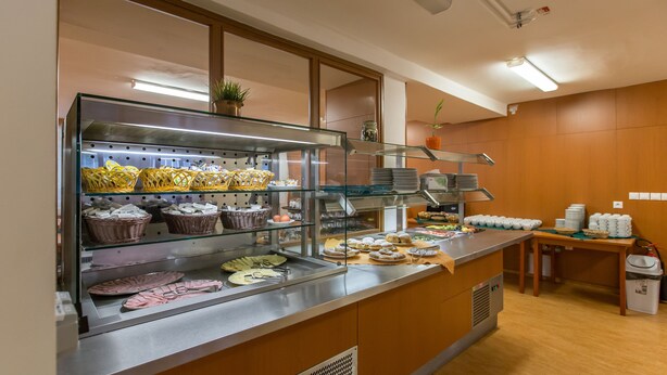 Una barra de panadería con varios productos horneados, cestas y utensilios de cocina.