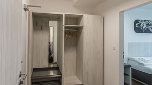Un dormitorio moderno con cama, mesita de noche y armario.