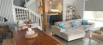 Golden Beachhouse - 5 mins from 90mile beach and shops