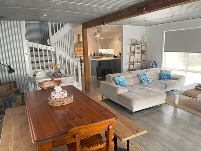 Golden Beachhouse - 5 mins from 90mile beach and shops