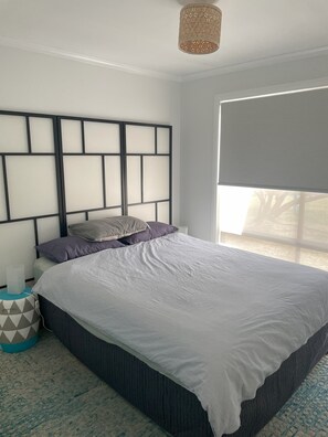 3 bedrooms, iron/ironing board, free WiFi, bed sheets - Golden Beachhouse - 5 mins from 90mile beach and shops (Golden Beach)