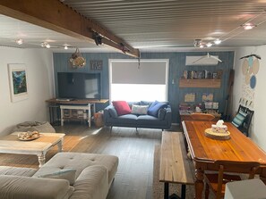 Fernseher, DVD-Player, Bücher, Videothek
