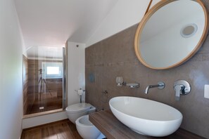 シャワー、ヘアドライヤー、ビデ、タオル