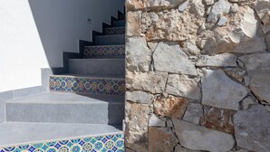 Un escalier orné de carreaux décoratifs et un mur en pierre.