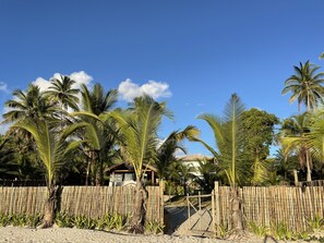 Property grounds - Glass lacquer! Jacuzzi on the sand with gourmet area! (BA)