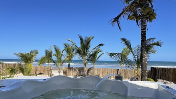 A hot tub with a view of the beach and ocean. - Glass lacquer! Jacuzzi on the sand with gourmet area! (BA)