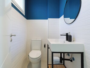 Dusch, hårtork, handdukar och schampo