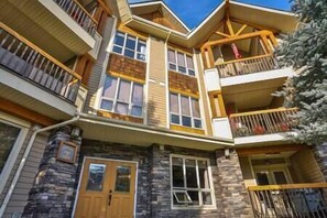 Exterior - Sable Ridge View Suite -  Fireplace - Pool - A/C (Radium Hot Springs)