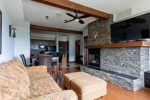 TV, fireplace - Sable Ridge View Suite -  Fireplace - Pool - A/C (Radium Hot Springs)