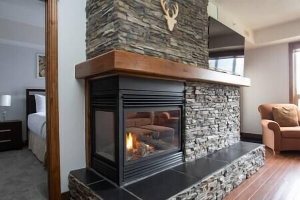 Interior - Sable Ridge View Suite -  Fireplace - Pool - A/C (Radium Hot Springs)