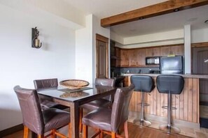 Dining - Sable Ridge View Suite -  Fireplace - Pool - A/C. (Radium Hot Springs)