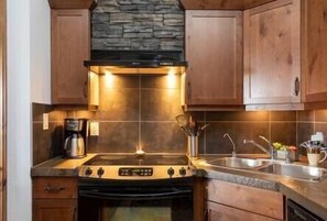 Réfrigérateur, four à micro-ondes, un four, surface de cuisson