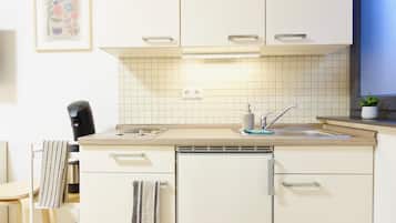 Kühlschrank, Wasserkocher mit Kaffee-/Teezubehör, Wasserkocher