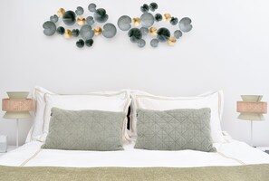 2 多间卧室、客房内保险箱、办公桌、熨斗/熨衣板