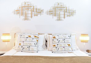 2 makuuhuonetta, tallelokero huoneessa, työpöytä, silitysrauta/-lauta