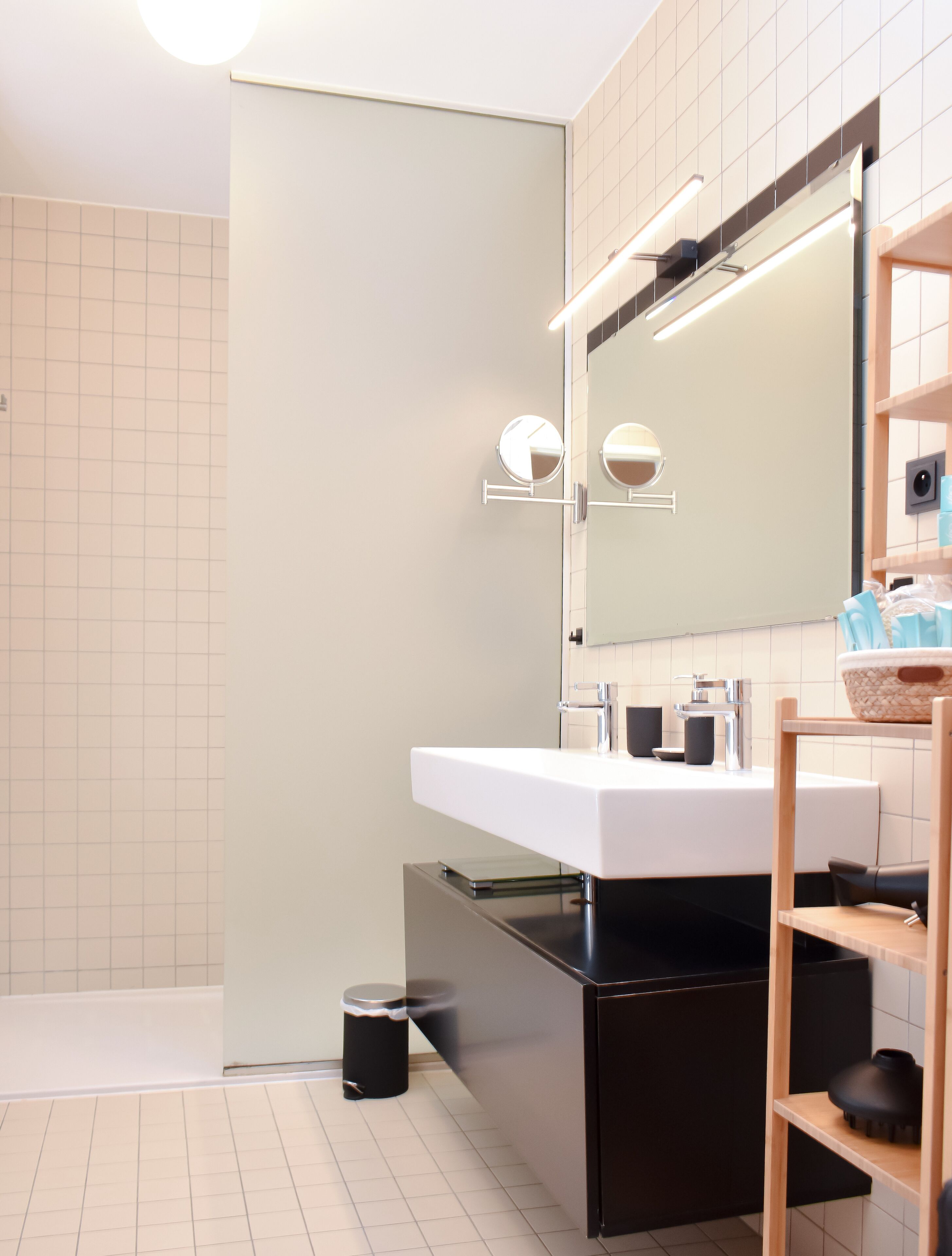 Ensemble douche/baignoire, sèche-cheveux, serviettes fournies, savon