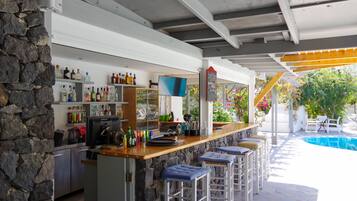 Bar en bord de piscine