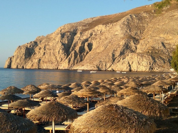 Beach nearby, black sand - Hotel Mohitero (Santorini)