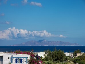 Hypo-allergenic bedding, in-room safe, desk, blackout drapes - Hotel Mohitero (Santorini)