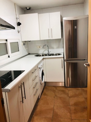 Réfrigérateur, micro-ondes, cafetière/bouilloire, grille-pain