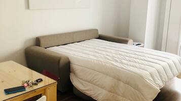 1 dormitorio, tabla de planchar con plancha, wifi y ropa de cama