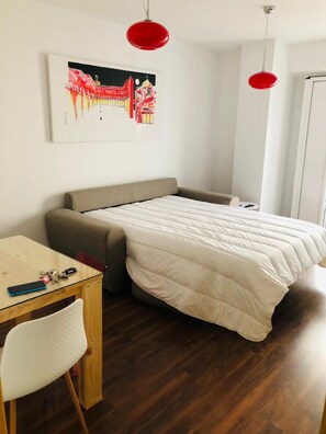 1 Schlafzimmer, BĂŒgeleisen/BĂŒgelbrett, WLAN, BettwĂ€sche