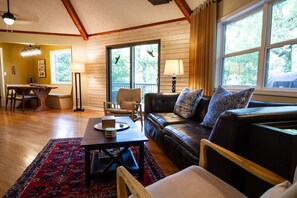 Smart TV - Unique Cabin w/ Riverside View + Hot Tub + Apple Pie (Ellijay)