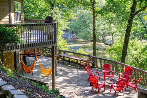 Unique Cabin w/ Riverside View + Hot Tub + Apple Pie