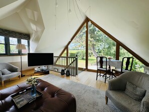 Smart-TV, Kamin, Bücher, Stereoanlage