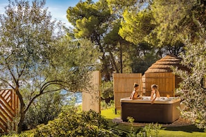 Outdoor spa tub - Valamar Amicor Resort  (Stari Grad)