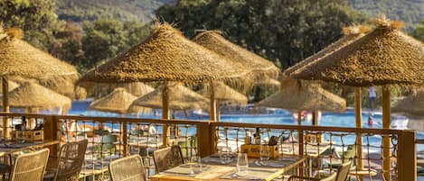 Se sirven desayunos, cenas y cocina mediterránea con vista a la alberca