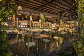 Se sirven desayunos, cenas y cocina mediterránea con vista a la alberca