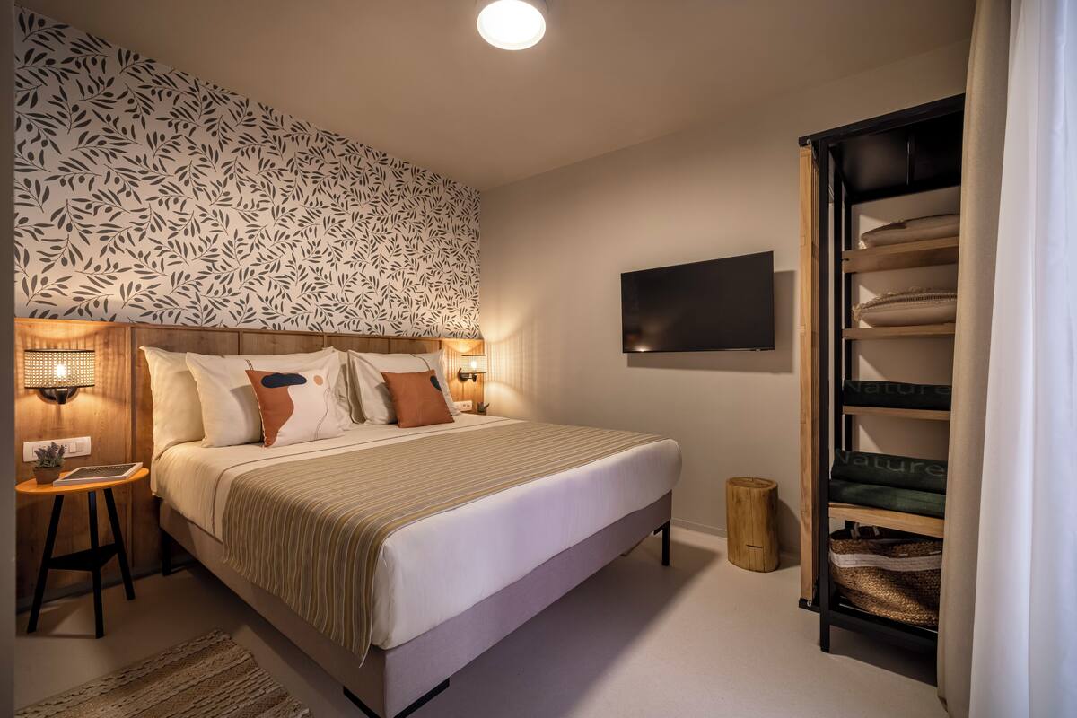 Een kluis op de kamer, een bureau, gratis wifi, beddengoed