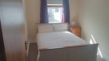 2 bedrooms, WiFi (free), bed sheets