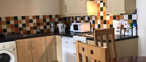 Lemari es, microwave, oven, dan kompor